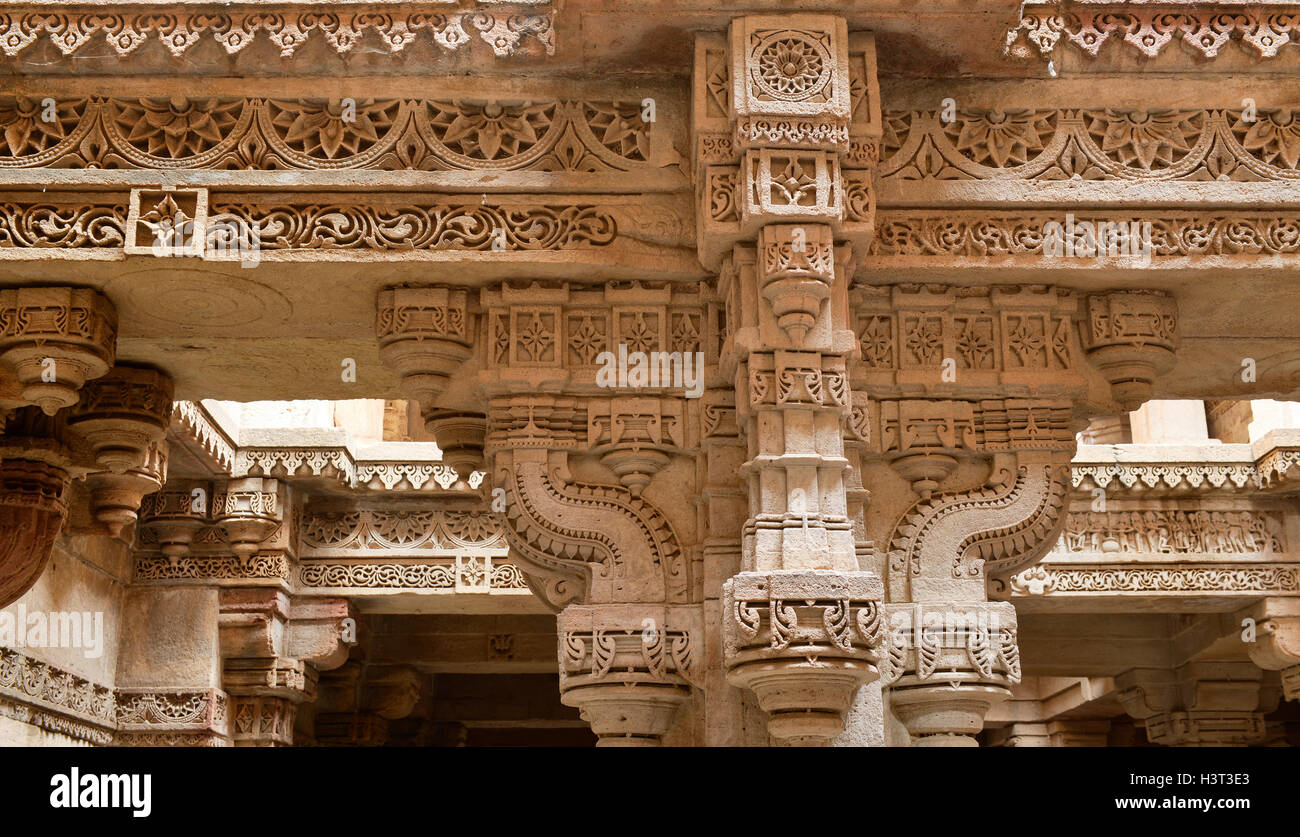 Adalaj Stepwell è un Indù acqua edificio nel villaggio di Adalaj, vicino alla città di Ahmedabad, nello stato indiano del Gujarat. Foto Stock