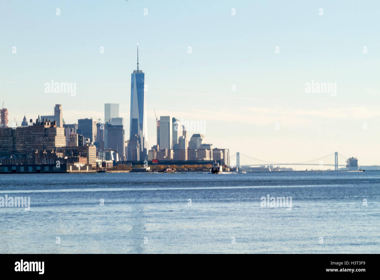 Vista panoramica della New York skyline di Manhattan viste attraverso il fiume Hudson in Edgewater, New Jersey. Foto Stock