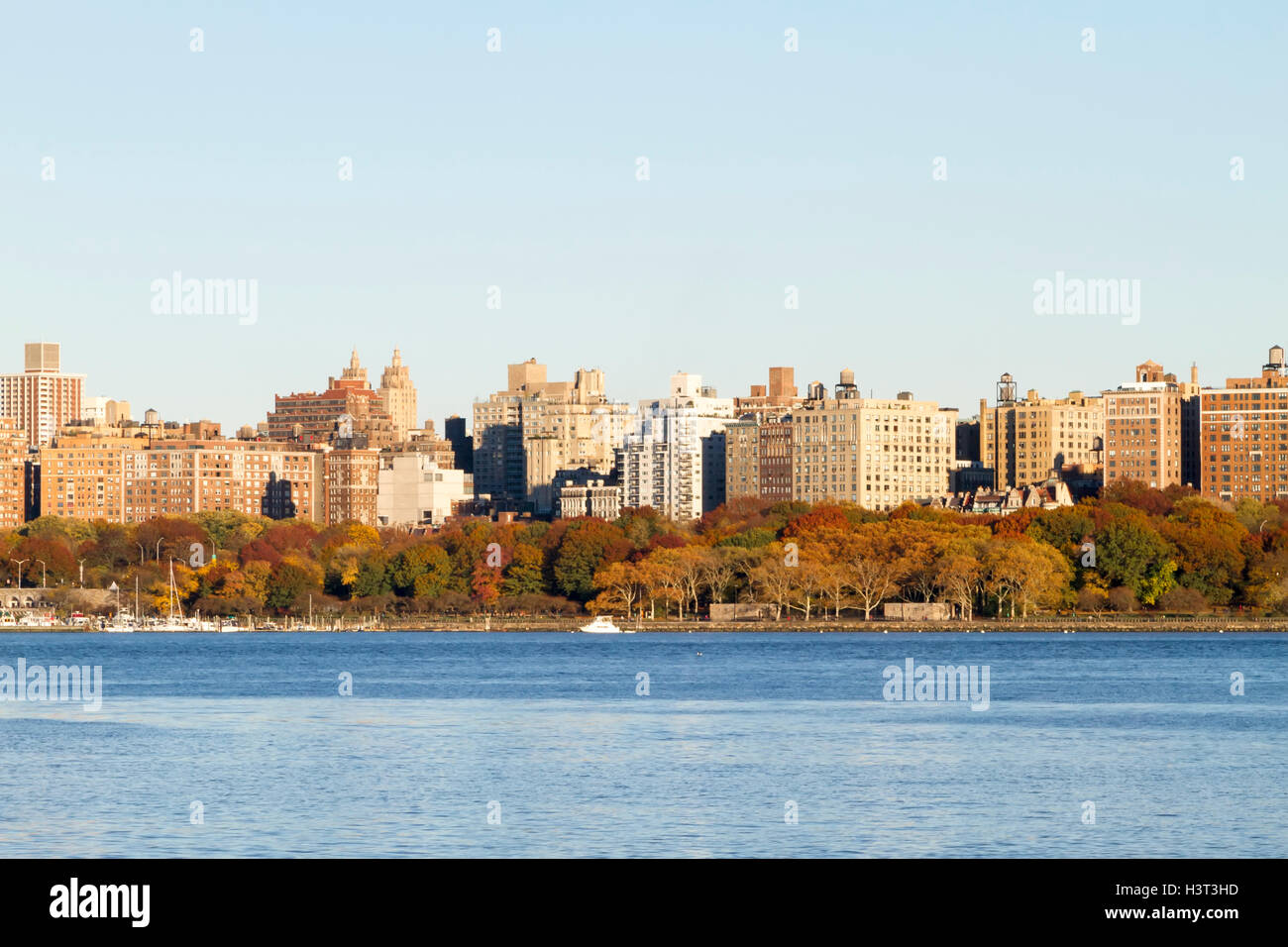 Vista panoramica della New York skyline di Manhattan viste attraverso il fiume Hudson in Edgewater, New Jersey. Foto Stock