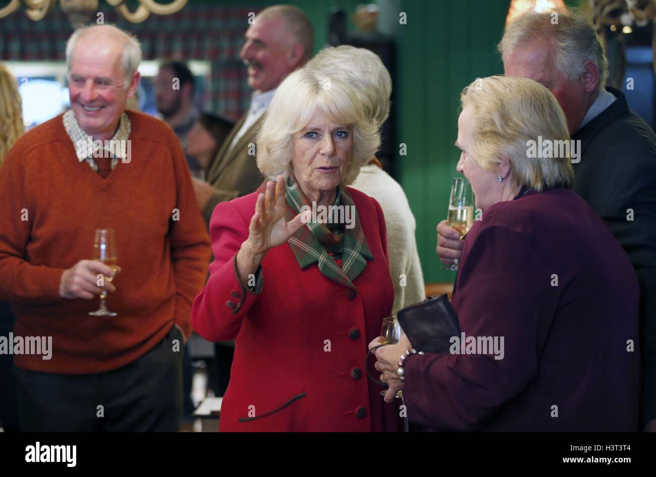 La duchessa di Cornovaglia, noto come la duchessa di Rothesay mentre in Scozia, la visualizzazione in anteprima di un nuovo ristorante e negozio di Highgrove in Ballater, Aberdeenshire. Foto Stock