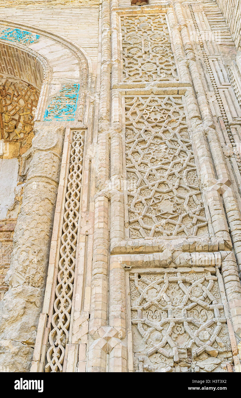 I resti di elementi decorati sul portale della moschea Magoki-Attari Foto Stock