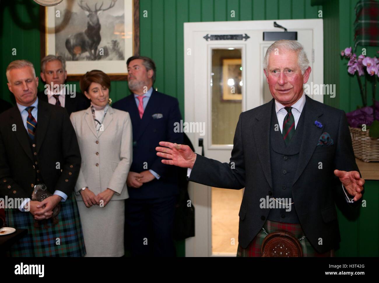 Il Principe di Galles, noto come il Duca di Rothesay mentre in Scozia, la visualizzazione in anteprima di un nuovo ristorante e negozio di Highgrove in Ballater, Aberdeenshire. Foto Stock