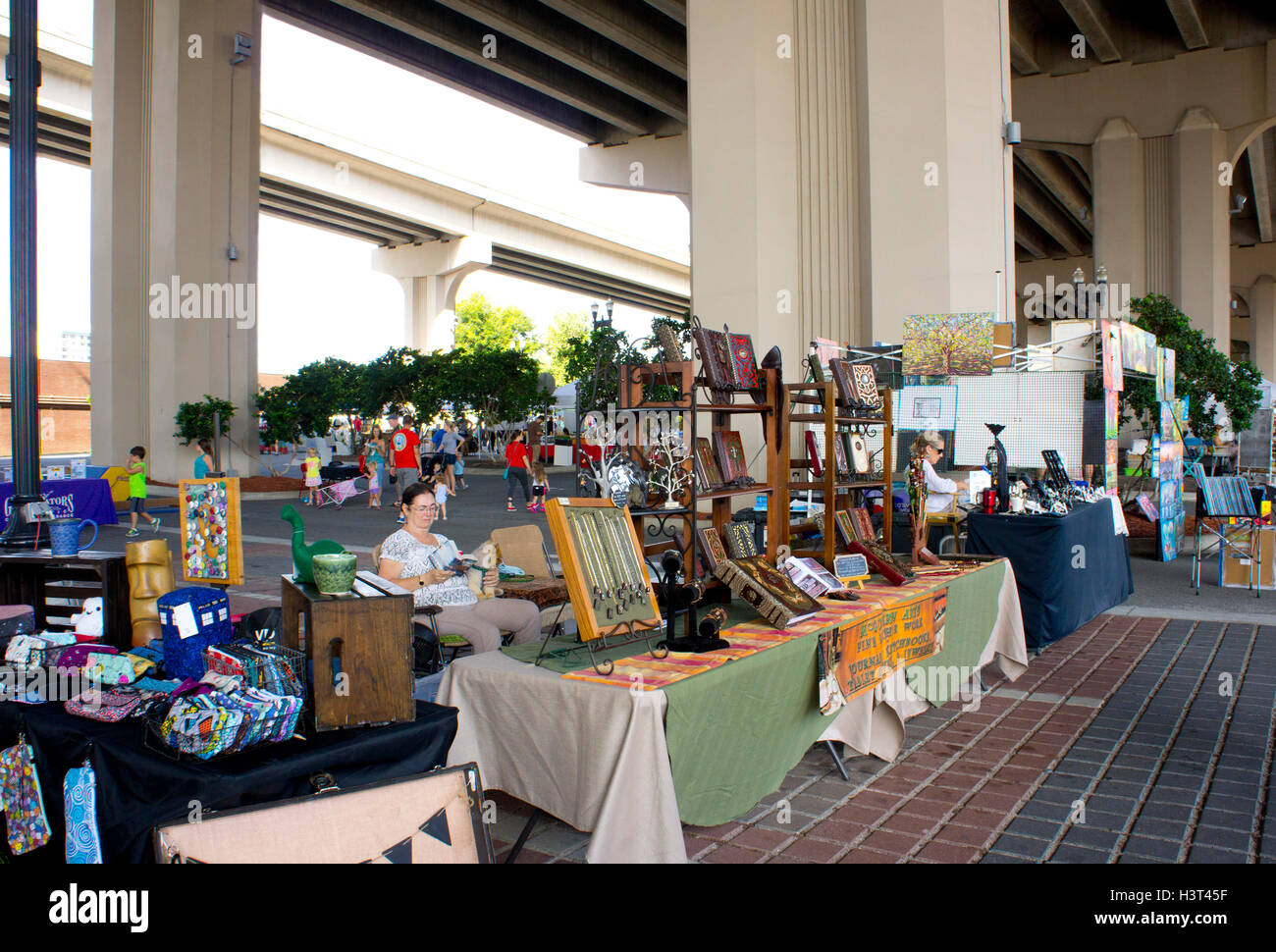 Il sabato il mercato delle arti in Downtown Jacksonville, Florida. Foto Stock