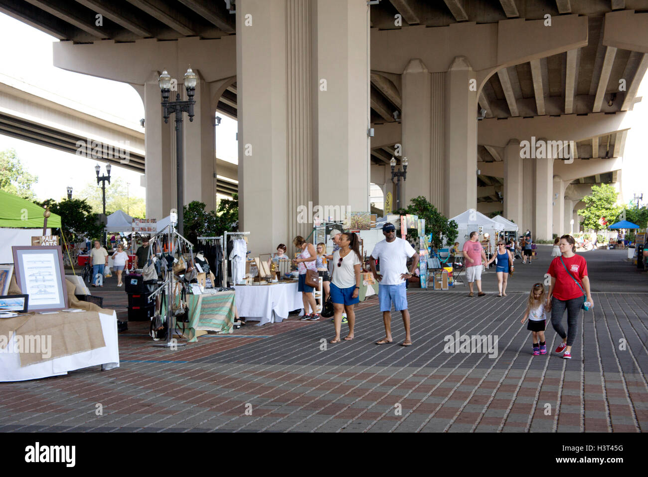 Jacsonville, FLA Sabato mercato arti, sotto il cavalcavia downtown. Foto Stock