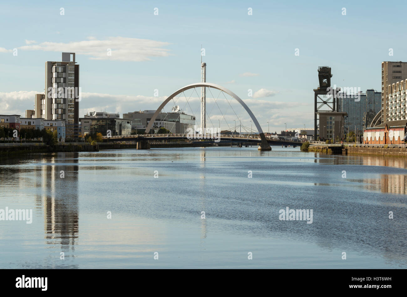 Fiume Clyde guardando ad ovest di Clyde ponte ad arco,Glasgow, Scotland, Regno Unito, Foto Stock