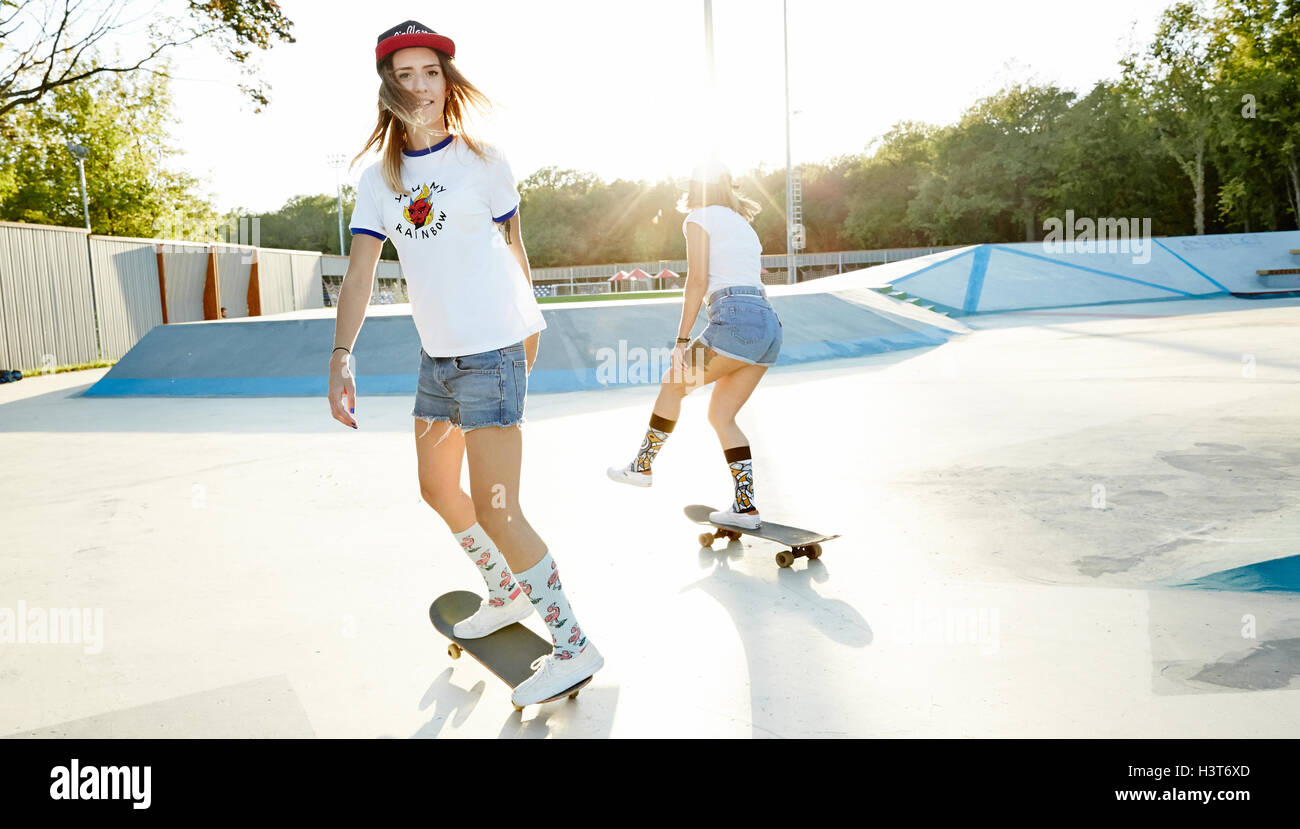 Due ragazze skater in calze sono sullo skateboard skateboard in Kuskovo  skatepark a Mosca in estate Foto stock - Alamy