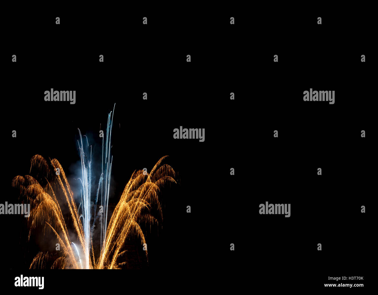 Elegante gold & white fuochi d'artificio cielo notturno sfondo nero capodanno nuovo anno il quarto giorno del mese di luglio il Giorno di Indipendenza concept Foto Stock