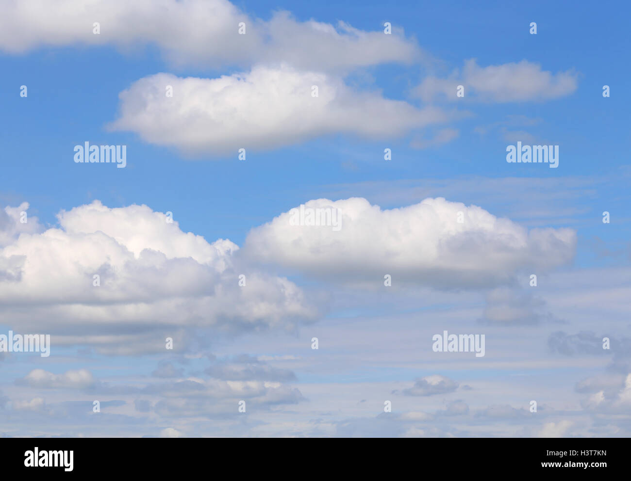 Il cielo con le nuvole e il blu ideale come sfondo per l'editing di foto Foto Stock