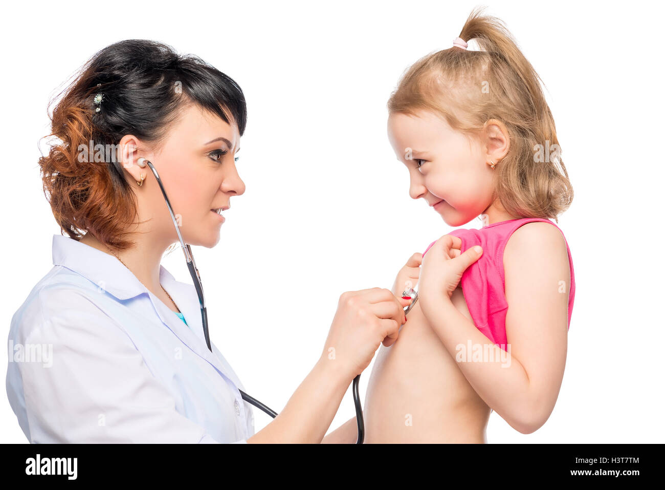 Giovani pediatra ascolta ragazza preschooler isolati su sfondo bianco Foto Stock