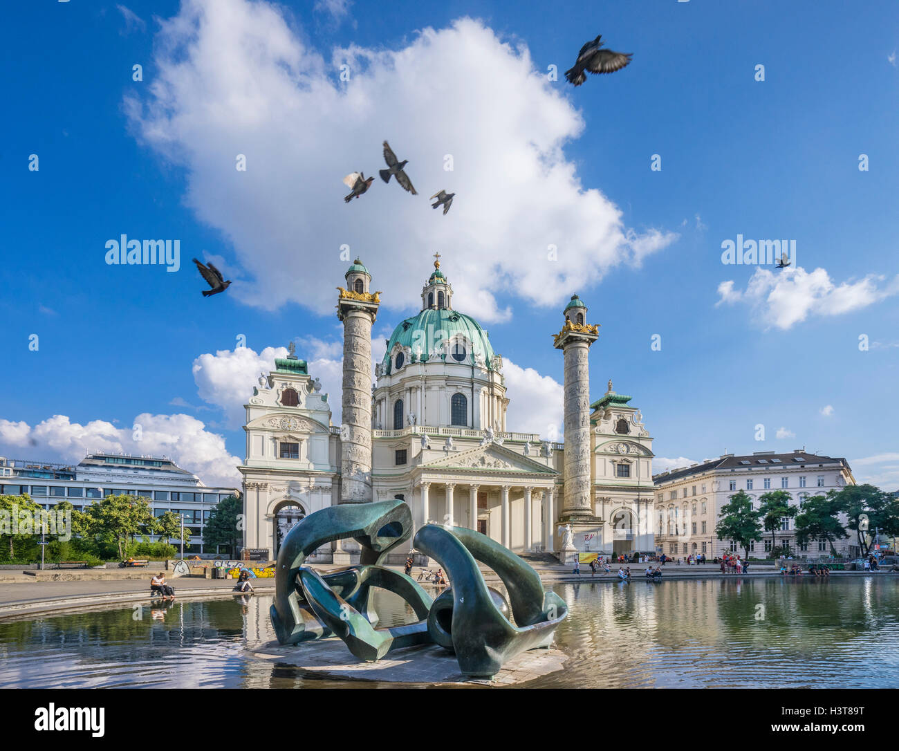 Austria, Vienna, Karlsplatz, Henry Moore scultura in acqua piscina presso la barocca Karlskirche (St. Carlo, la Chiesa) Foto Stock
