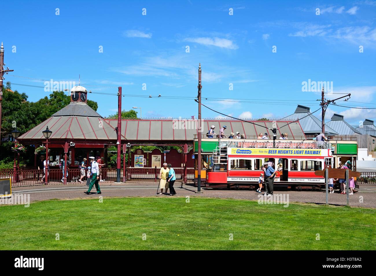 Vista di Seaton Electric tram tram fuori la stazione del tram, Seaton, Devon, Inghilterra, Regno Unito, Europa occidentale. Foto Stock