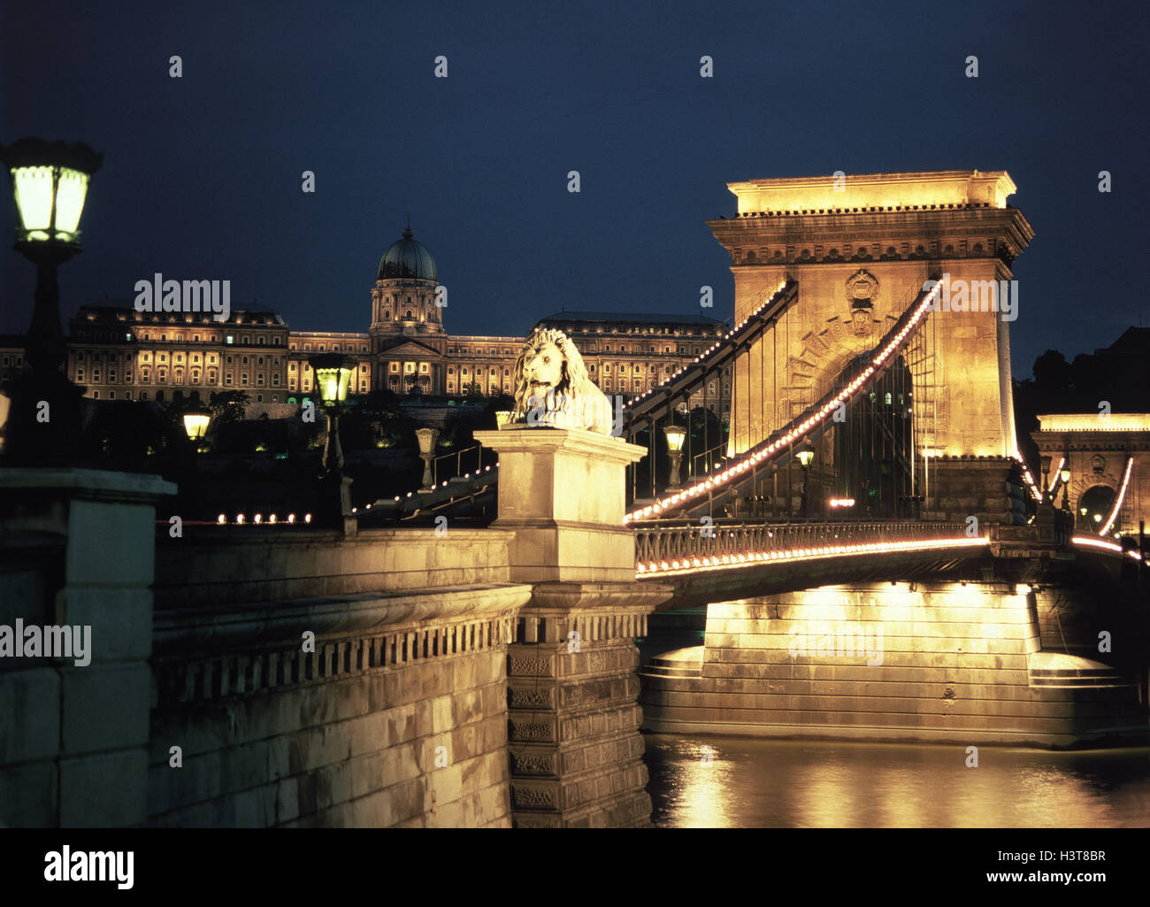 Ungheria, Budapest, il Parlamento, il ponte di sospensione, dettaglio, sera, Europa, regione Budapest Fovaros, città capitale, città, luogo di interesse storico, il ponte sul fiume Danubio, costruzione, si accumula nel 1839 - nel 1849, 375 m di lunghezza, 16 m di larghezza, alta 48 metri, pillola Foto Stock