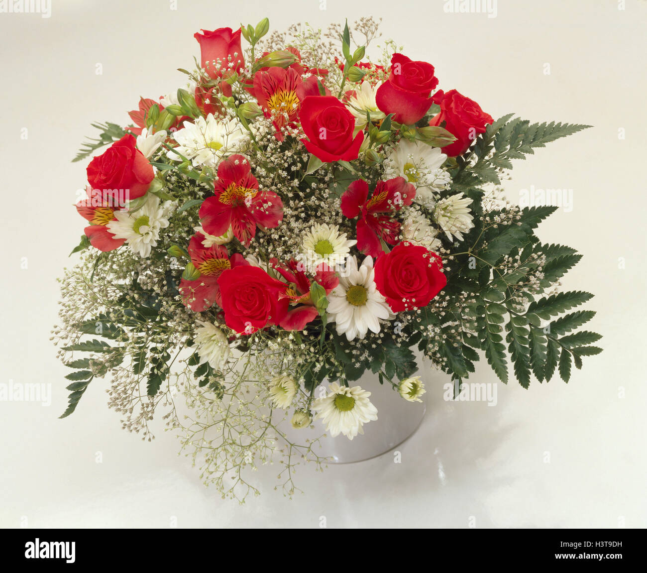 Bouquet di rose, oxeye daisys, mazzetto, fiori, legato, vase, studio di registrazione, Foto Stock