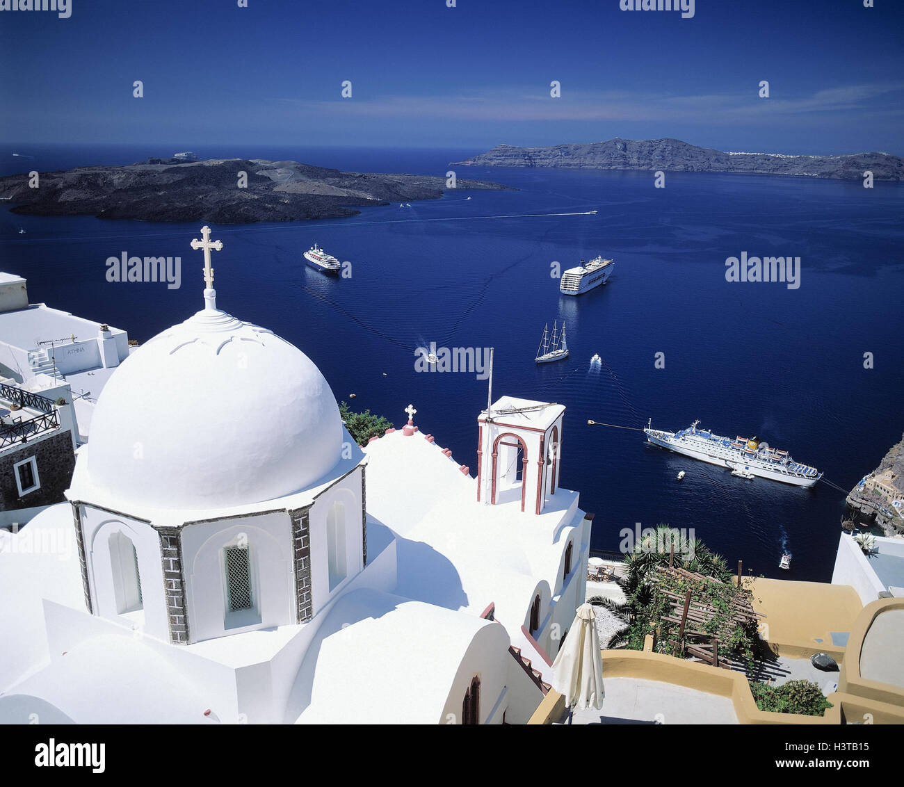 Grecia CICLADI, isola di Santorini, Thira, chiesa, vista mare, navi, l'Europa, il Mar Mediterraneo, isola del Mediterraneo, il Mare Egeo, isola di Nea Kameni, chiesa duomo, Duomo, chiesa, costruzione sacra, architettura, Vista, vista mare, navigazione, luogo Foto Stock