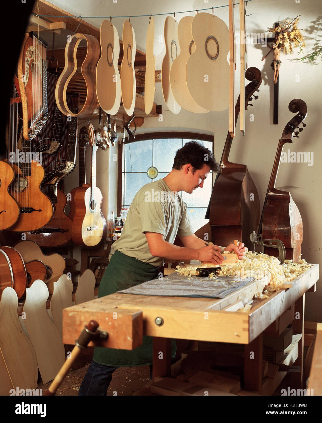 Garage, liutaio strumento che, strumento maker, chitarra, chitarre,  costruire, banco del carpentiere, artigianato, artigianato, la trinciatura,  uomo, occupazione, lavoro, lavoro, all'interno Foto stock - Alamy