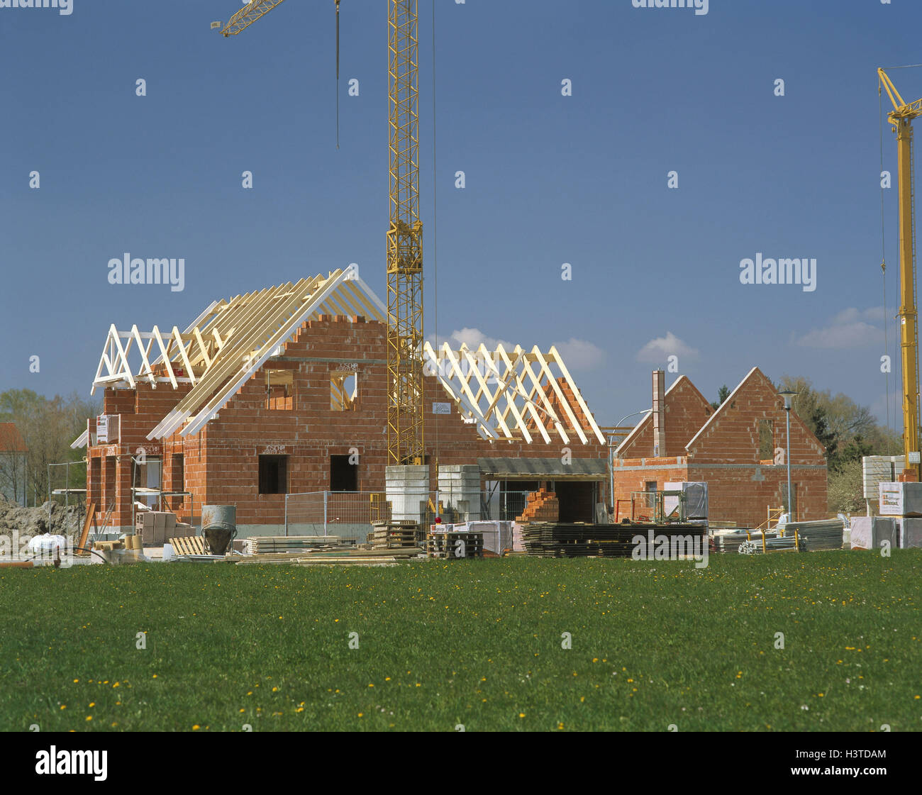 Casa unifamiliare, garage, shell, gru da cantiere, casa, case, la costruzione di una casa, Costruzione, costruzione di beni immobili residenziali propri, home, immobiliare, casa residenziale, capriata, uomini al lavoro di nuova costruzione nuova costruzione, ambiente tranquillo Foto Stock