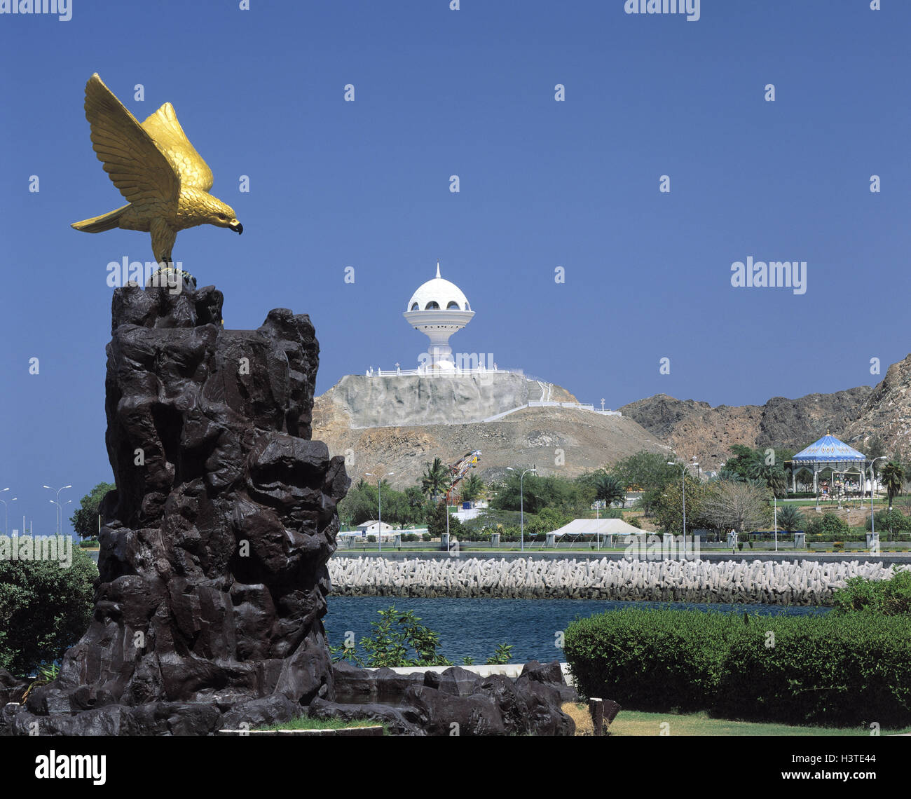 In Oman Maskat (Moscato), Riyam park, Falken-Statue, torre di osservazione (incensiere) Foto Stock