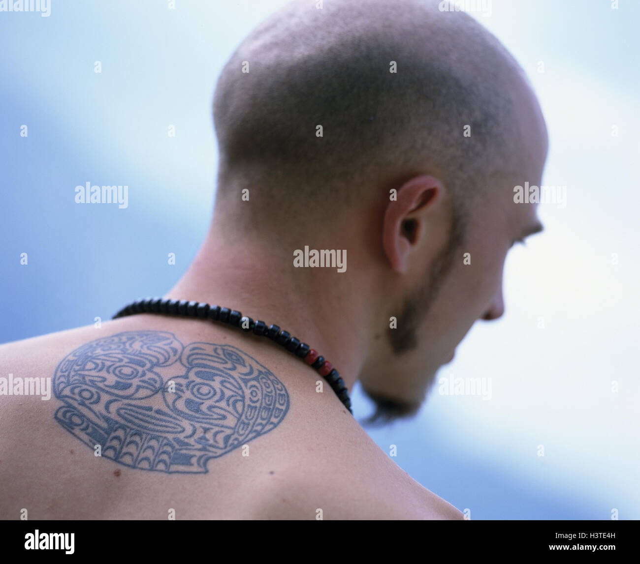 L'uomo, gamma di spalla, tatuaggi, vista posteriore, lifestyle, barba, tipo  di pelle, organismo di gioielli, corpo tattoo, trend, retro, motif, Indiana  Foto stock - Alamy