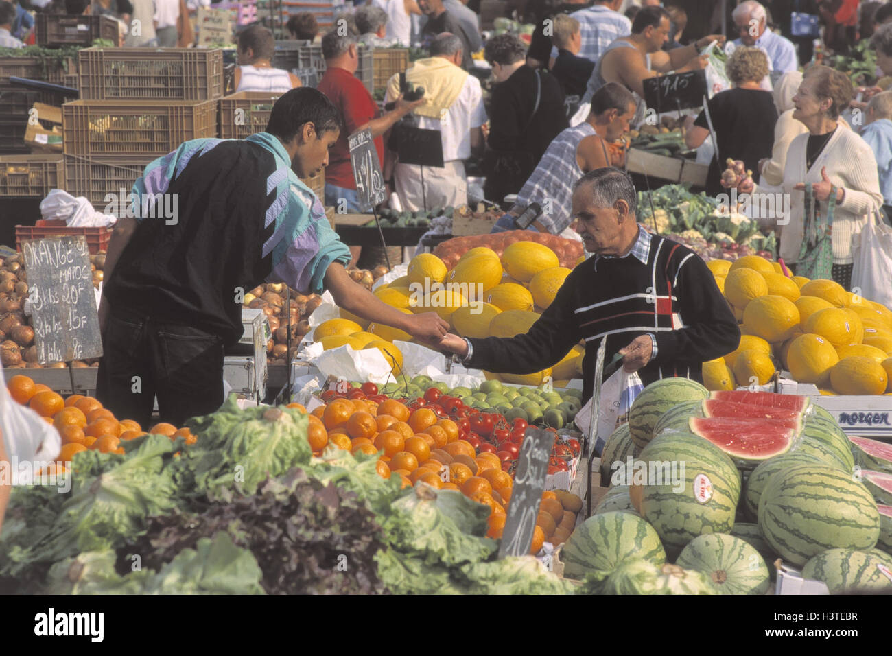 Francia, Alsazia, Mulhouse, Canal Couvert, mercato settimanale, concessionario acquirente, nessun modello di rilascio, Europa, dipartimento Haut-Rhin, Mülhausen, città, il mercato, il mercato, le vendite, cibo, mangiare frutta e verdura, commercio, economia, esterno Foto Stock