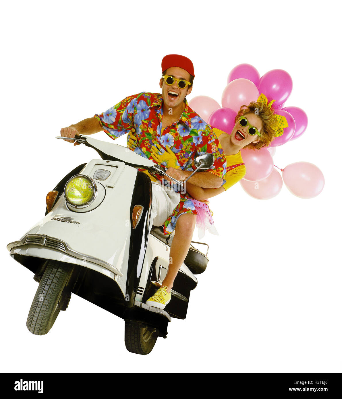 Coppia giovane, occhiali da sole, scooters, palloncini, escursione, ridere, drive, felice, coppie, studio, uomo, donna, la moto, il veicolo a due ruote, fortuna, felice, gioia, divertimento, palloncini e forature, Foto Stock