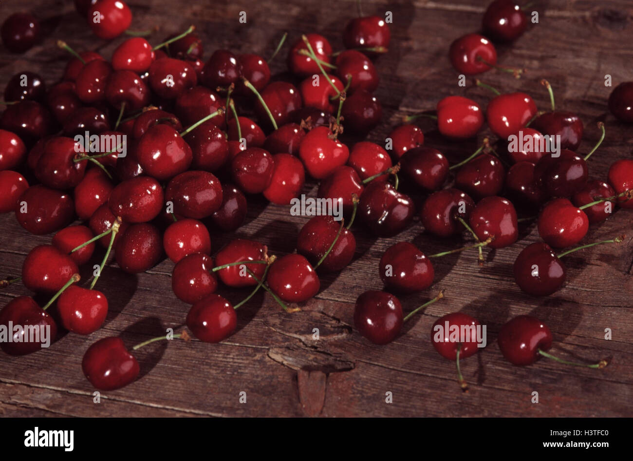 Ciliegie di ciliegia, frutta, frutta, frutta, pomes, rose genere vegetale, vicino, tavolo in legno, still life Foto Stock