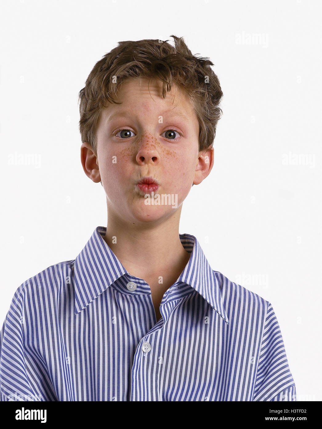 Il ragazzo lentiggini maglietta toccato gioco del viso kiss bocca Ritratto Bambini bambino labbra punto Kiss stupito sorpresa prejoy all interno vicino studio tagliate Foto stock Alamy