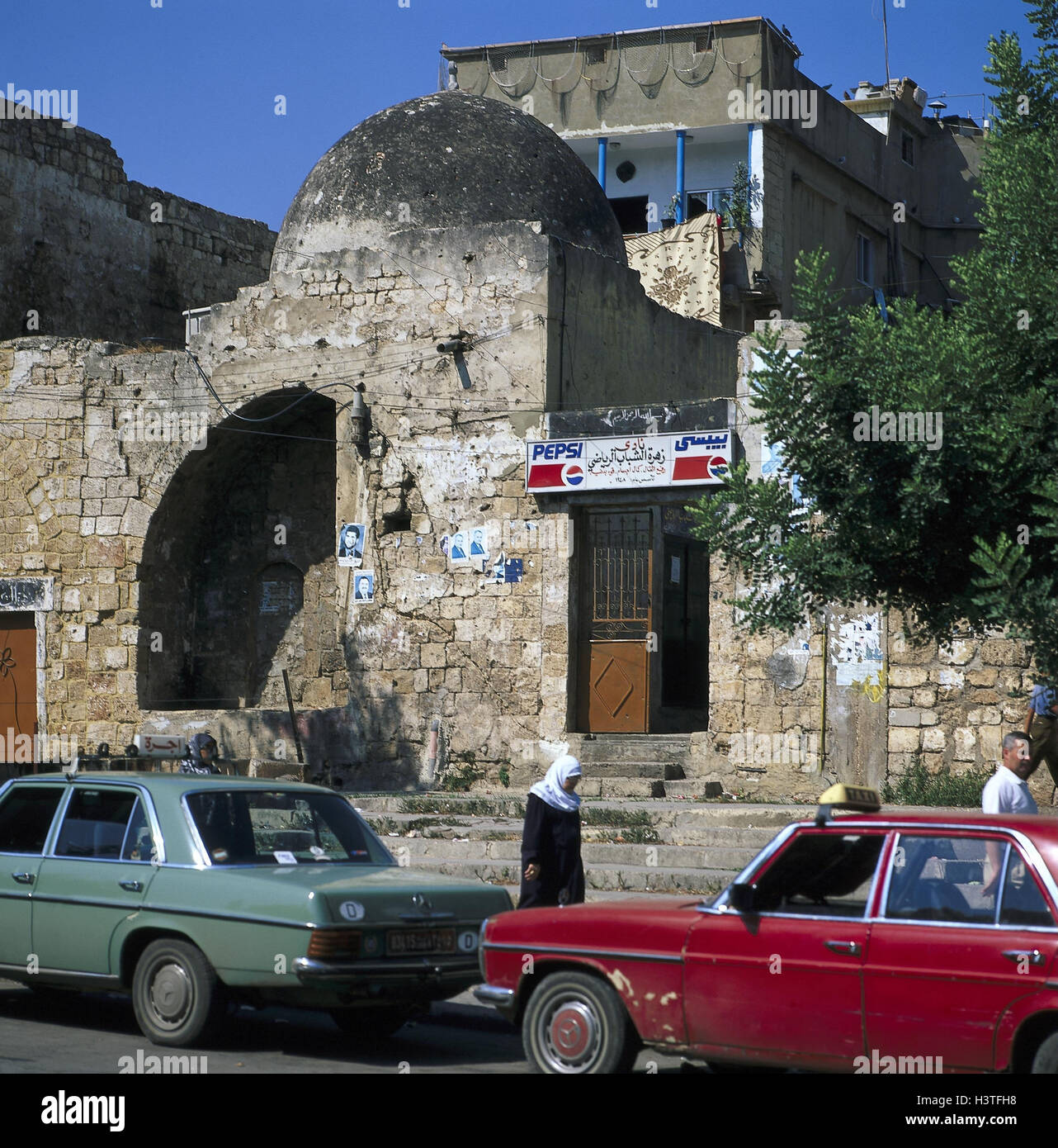 Il Libano, Tripoli, Città Vecchia, vicino Oriente, città, Tarabulus, edificio, case vecchie, automobili, veicoli, park, passanti Foto Stock