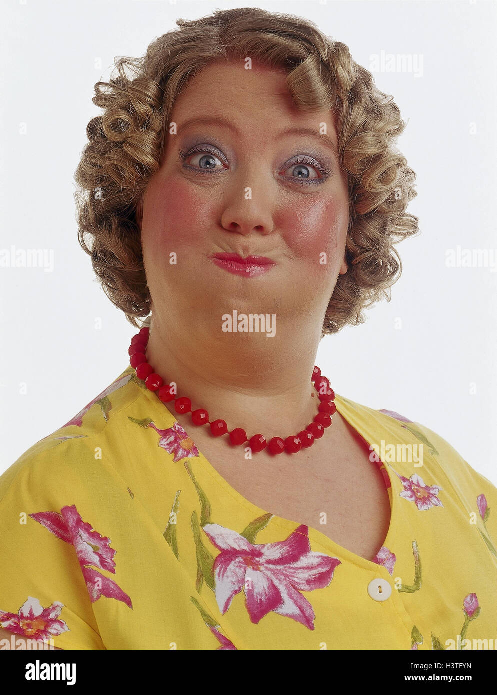 Donna, medio persona vecchia, paffuto, abito, luminosamente, cura del viso, play, grimace, chubby guance, ritratto, pesi pesanti, all'interno, studio, tagliate, casalinga, fittamente, sovrappeso, grassi, stout, abiti estivi, giallo, design floreale, il make-up, Pau scarpa, guance, infl Foto Stock