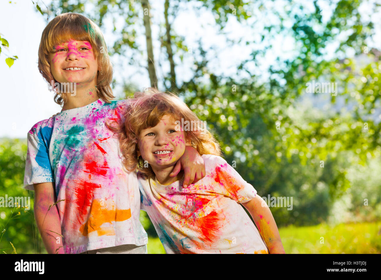 Due simpatici ragazzi cosparse di polvere colorata Foto Stock