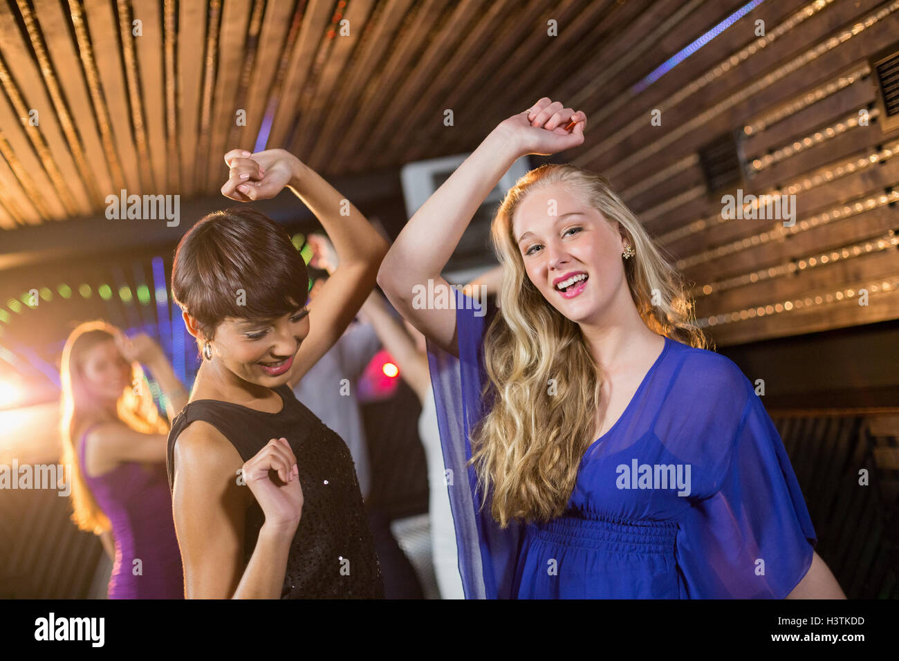 Due belle donne che danzano sulla pista da ballo Foto Stock