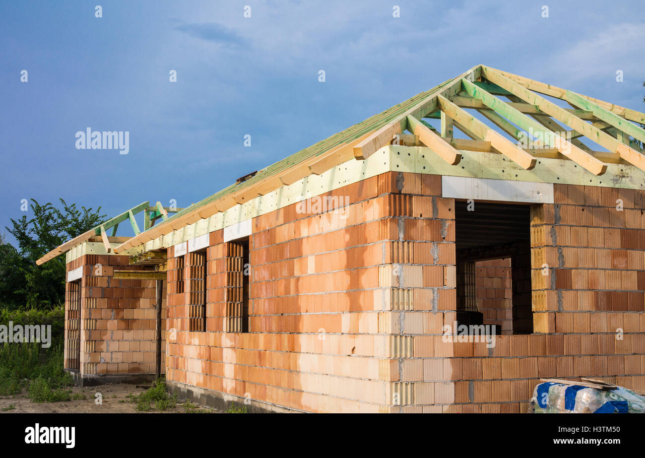 Incompiuta casa in mattoni con tetto in legno della struttura. Foto Stock