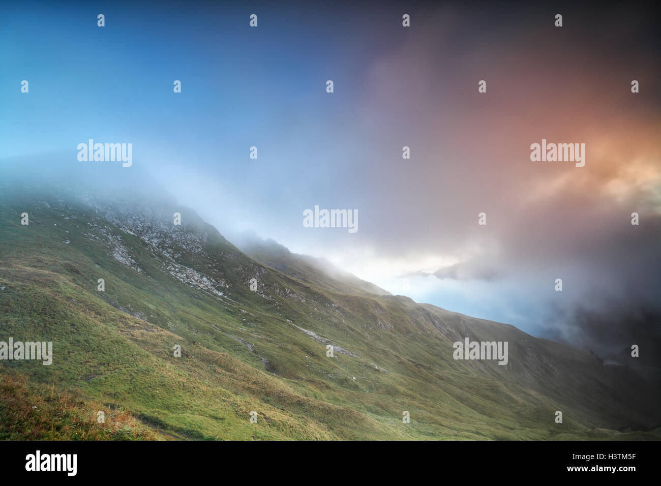 Montagne coperte con sunrise nebbia, Alpi, Austria Foto Stock