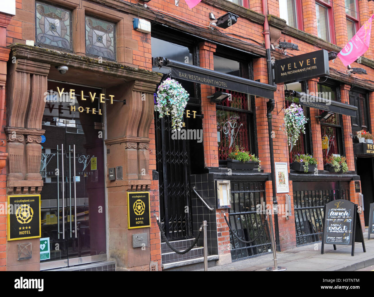 Velvet Hotel, Canal Street, il famoso Gay Village, Manchester, Inghilterra, Regno Unito, M1 3HE Foto Stock