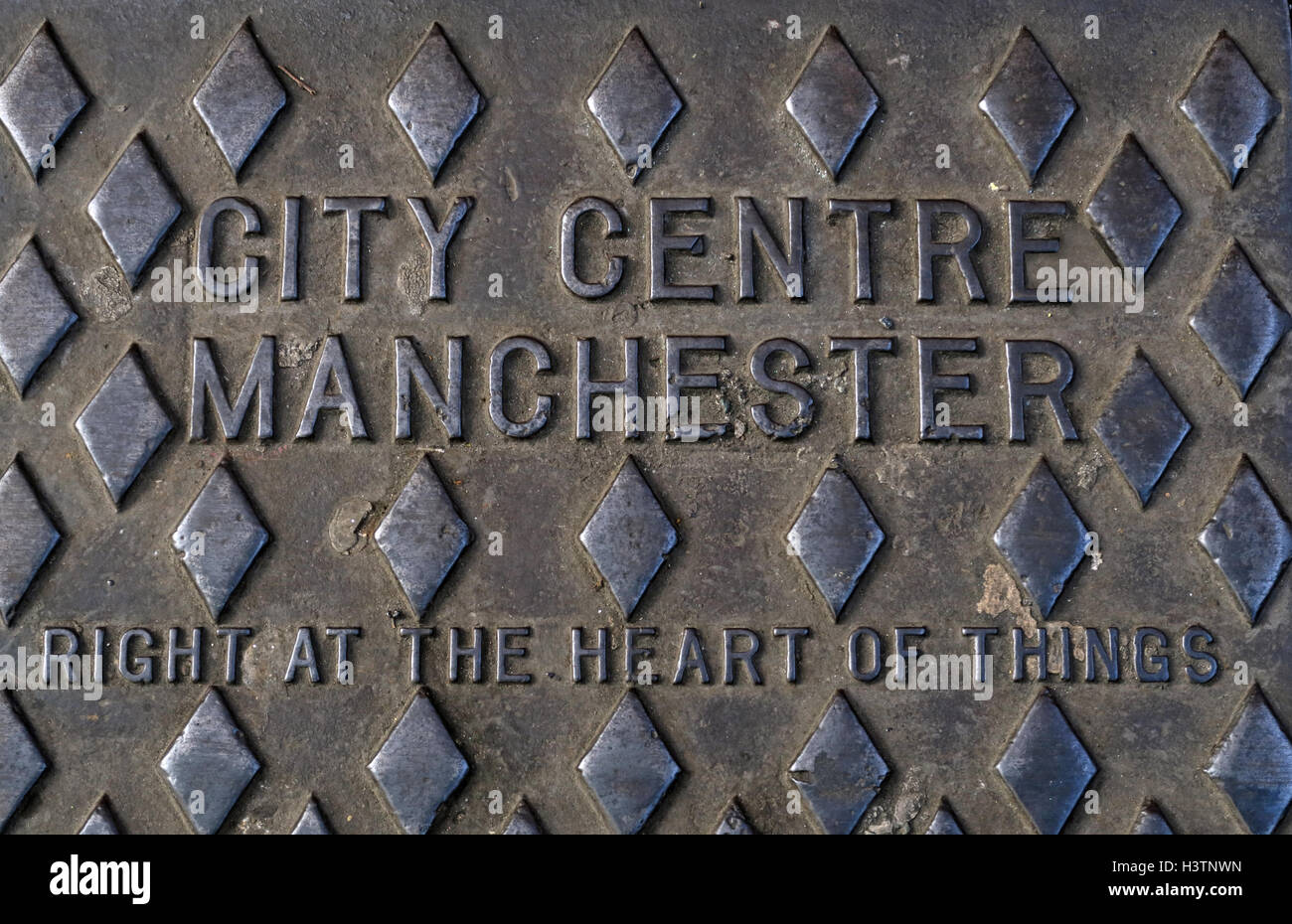 City Centre Manchester griglia in ghisa goffrata, proprio nel cuore delle cose, Inghilterra UK Foto Stock