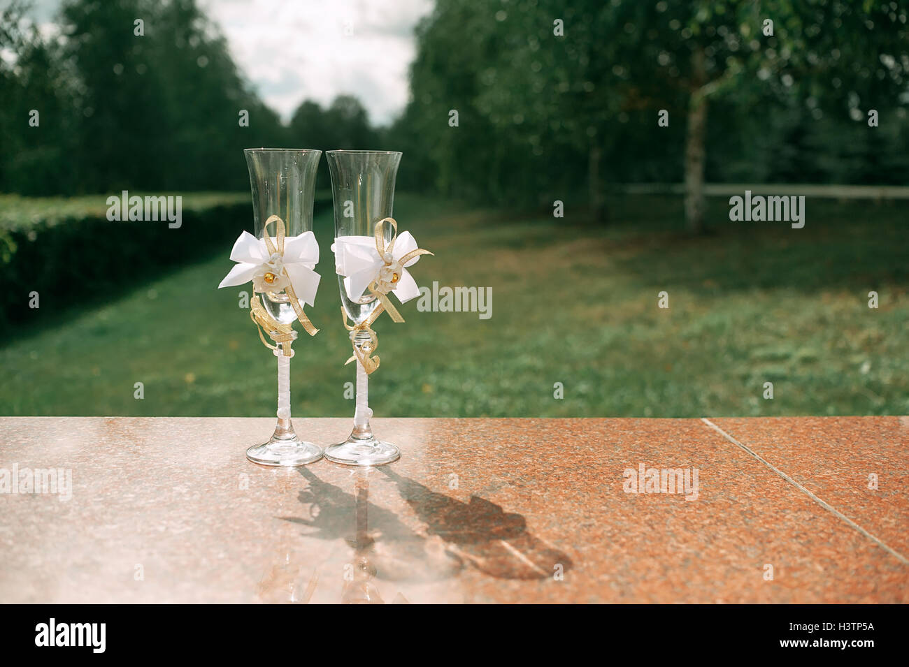 Occhiali di nozze per lo champagne lo sfondo Foto Stock