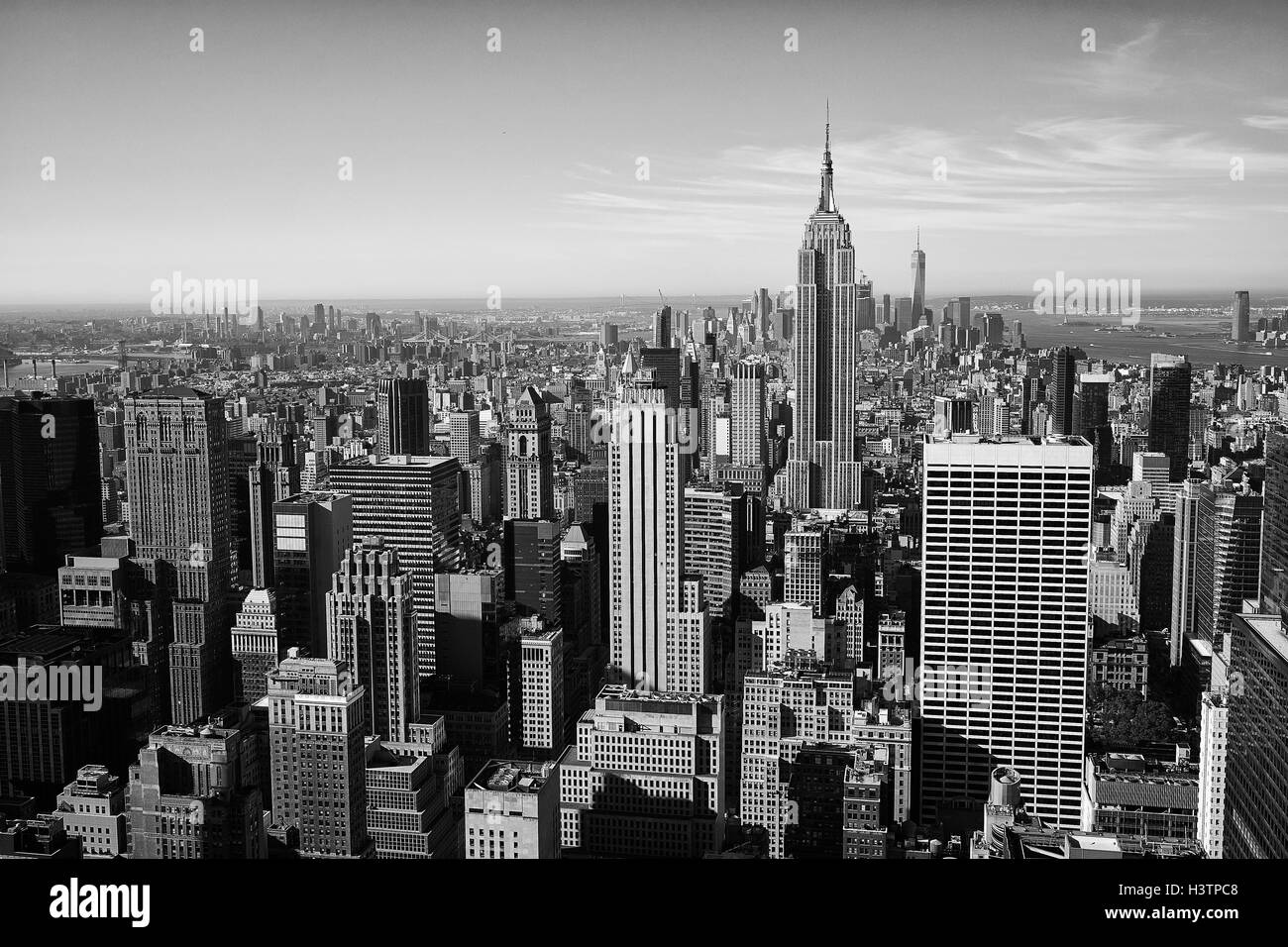 Skyline di Manhattan, New York City. Dominato dall'iconico Empire State Building. Foto Stock