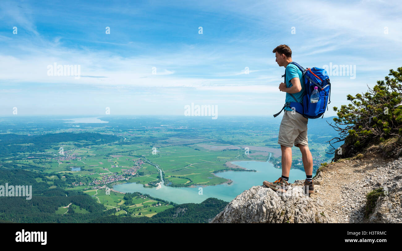 Escursionista sul sentiero, cercando in distanza, Lago di Kochel, Herzogstand-Heimgarten ridge a piedi, Alta Baviera, Baviera, Germania Foto Stock