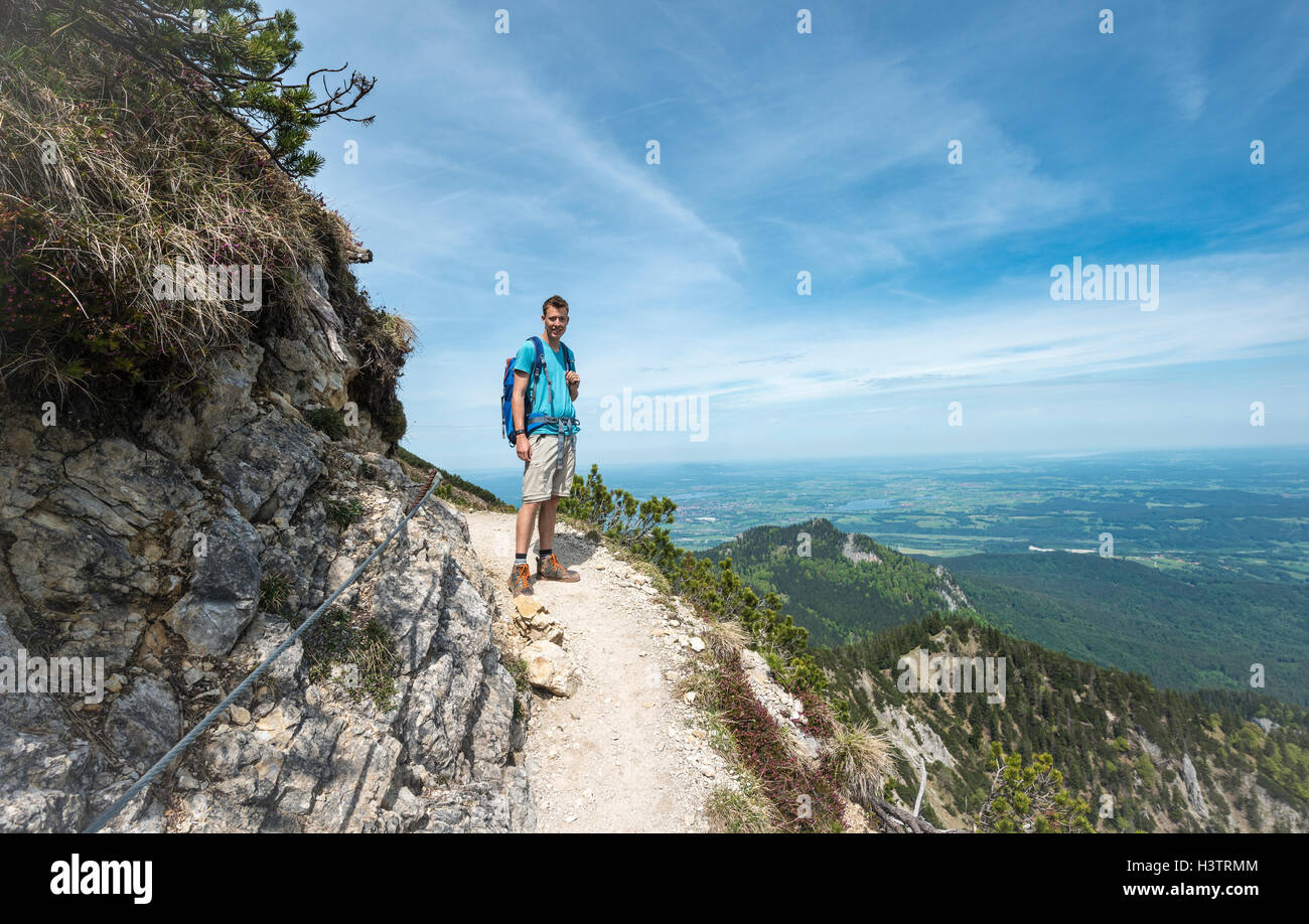 Escursionista sul sentiero, Herzogstand-Heimgarten ridge a piedi, Alta Baviera, Baviera, Germania Foto Stock