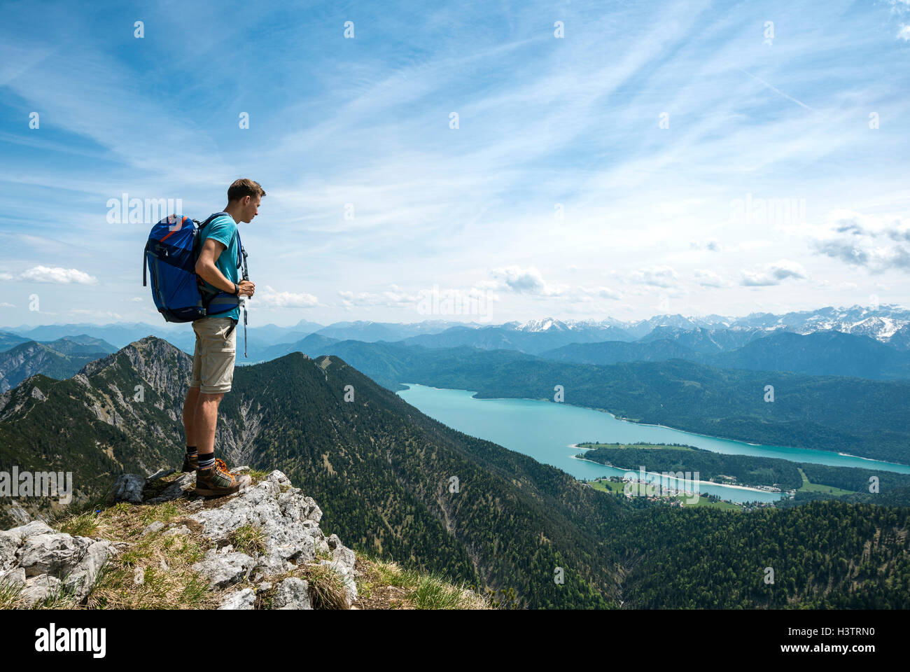Escursionista presso Heimgarten, vista dall'alto con Walchensee e Herzogstand, Alta Baviera, Baviera, Germania Foto Stock