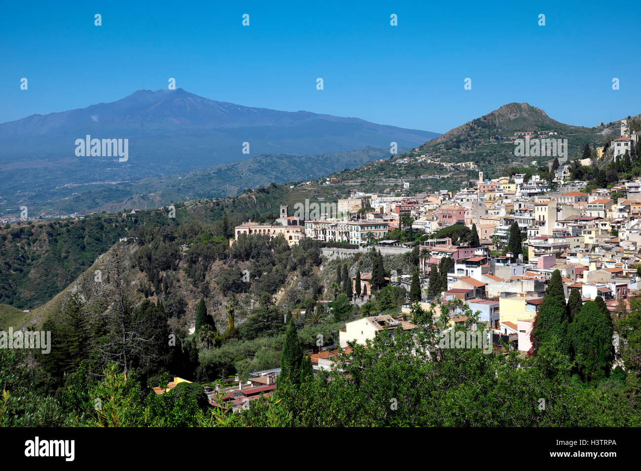 La città sulla collina di Taormina con l'Etna, Sicilia, Italia Foto Stock