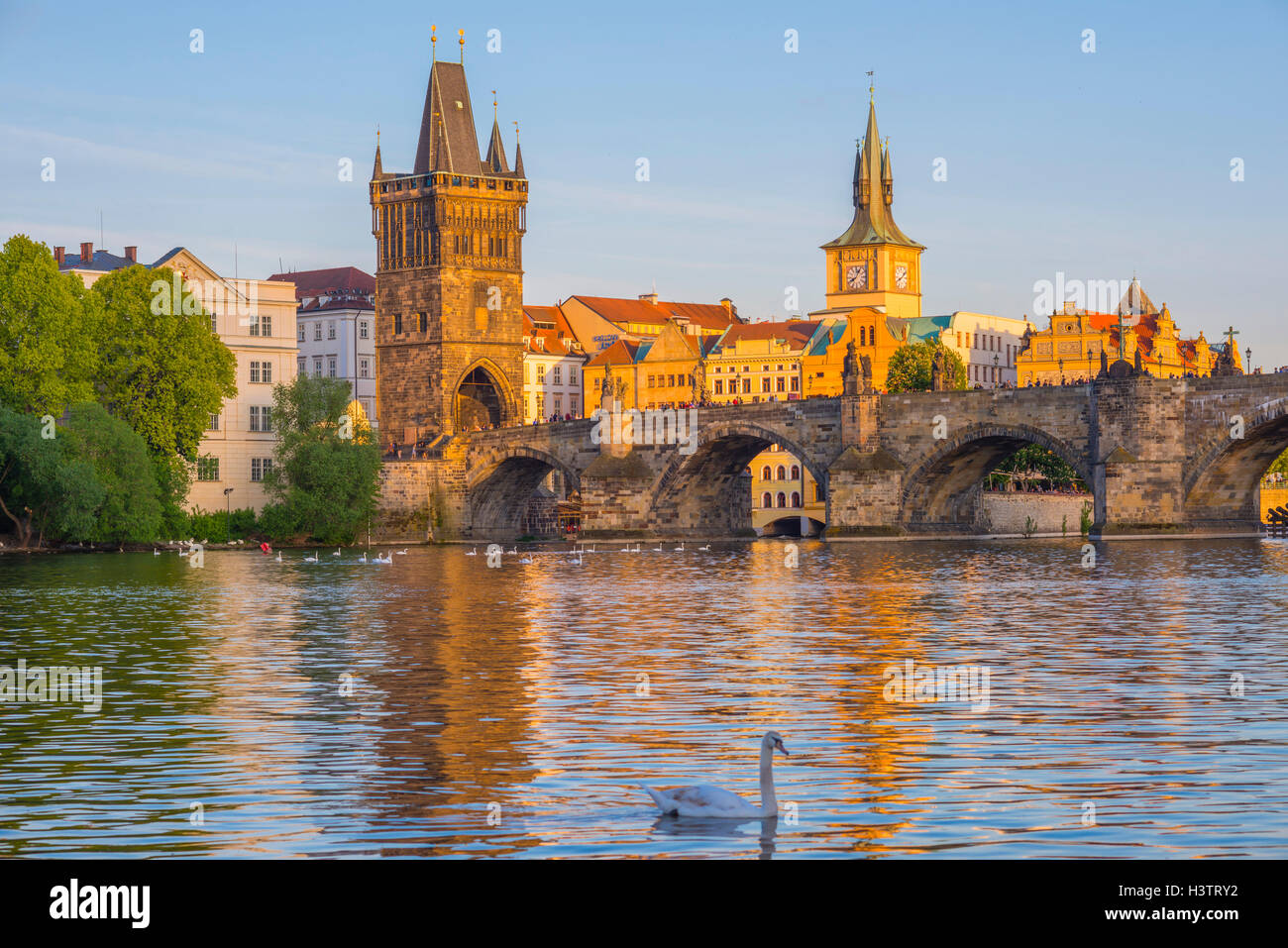 Il fiume Moldava e il Ponte Carlo, la Torre del Ponte della Città Vecchia, Acqua Torre del vecchio mulino, Praga, Boemia, Repubblica Ceca Foto Stock
