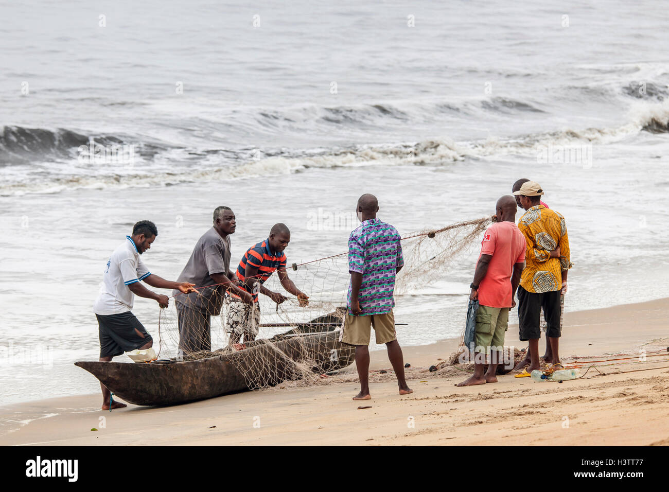I pescatori preparano una rete per la pesca, Kribi, regione sud, Camerun Foto Stock