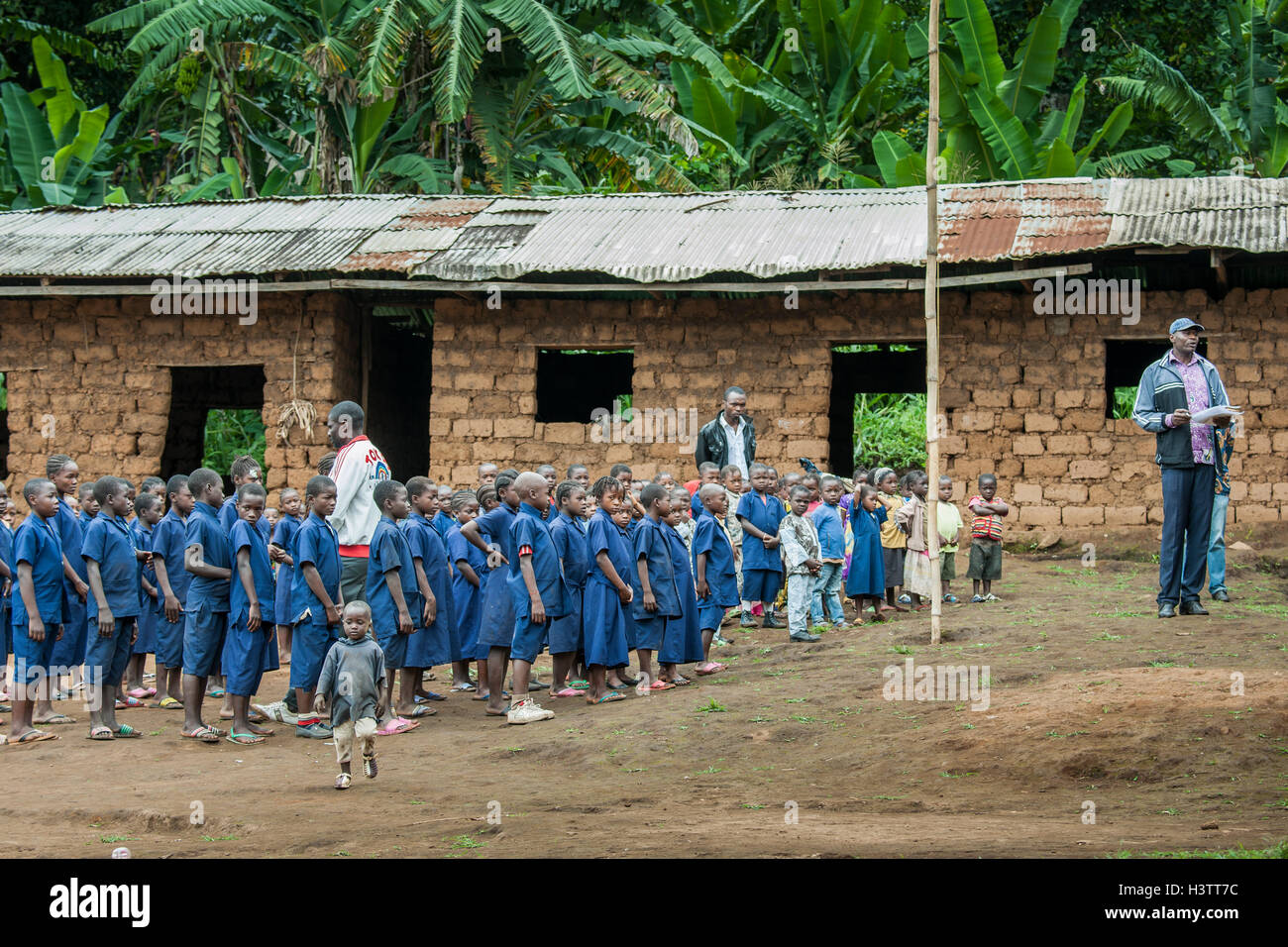 Allievi di uniformi, schoolyard, Foumbam, Regione Ovest, Camerun, Africa Foto Stock