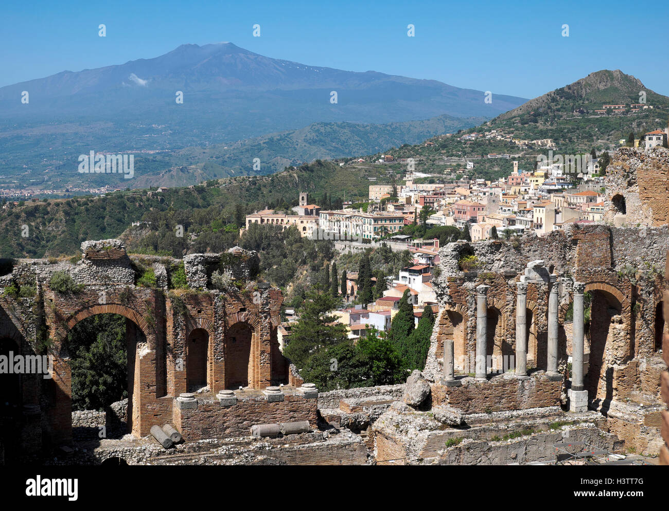 Rovine dell'anfiteatro, Taormina con l'Etna, Sicilia, Italia Foto Stock