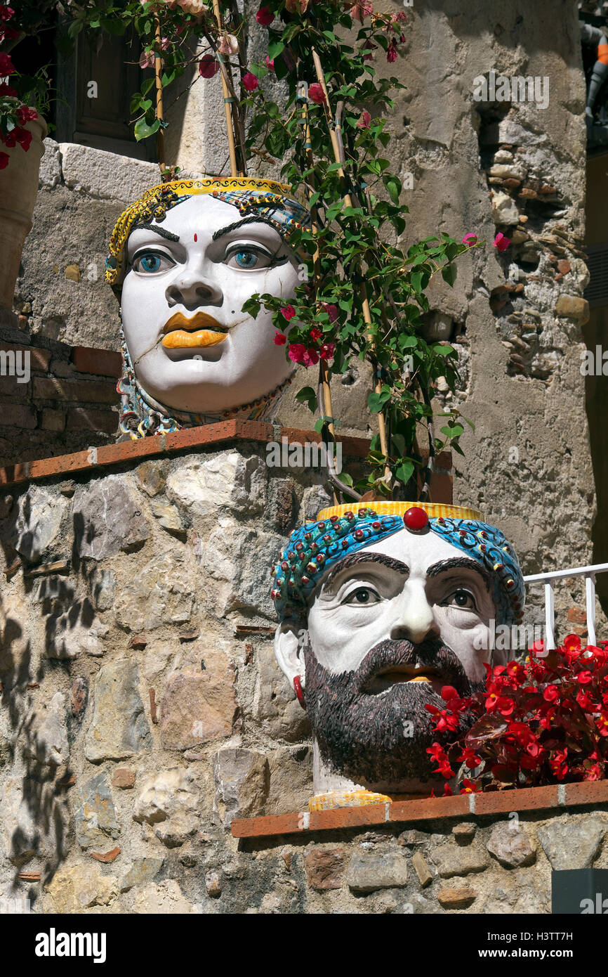 Ceramica tradizionale, teste in cima al muro, Taormina, Sicilia, Italia Foto Stock