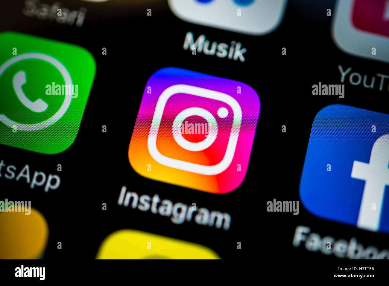 Lo schermo dello smartphone display con Instagram icona nel dettaglio Foto Stock