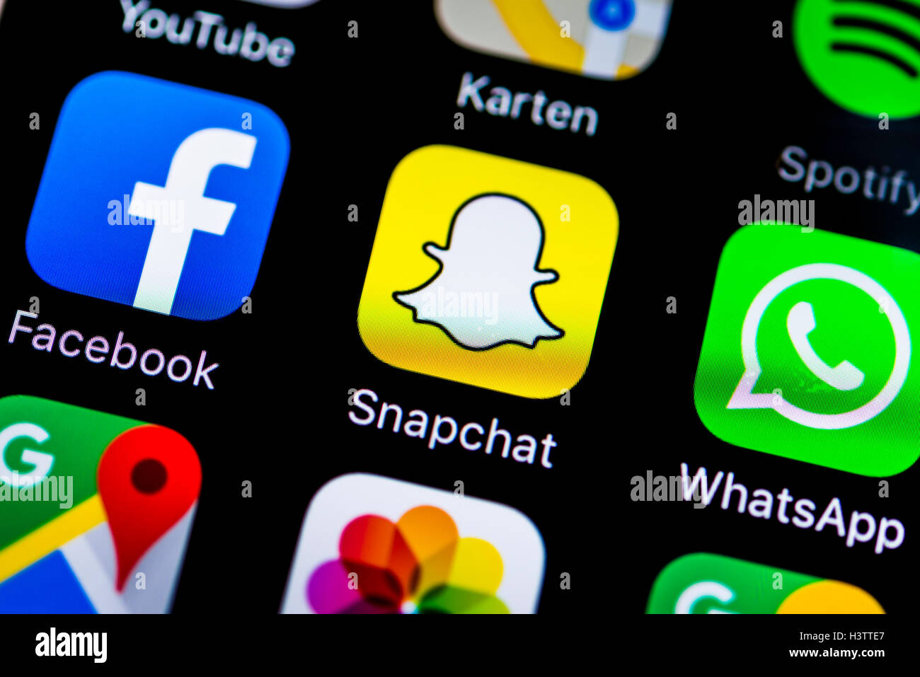 Lo schermo dello smartphone con SnapChat, WhatsApp, app Facebook icone nel dettaglio Foto Stock