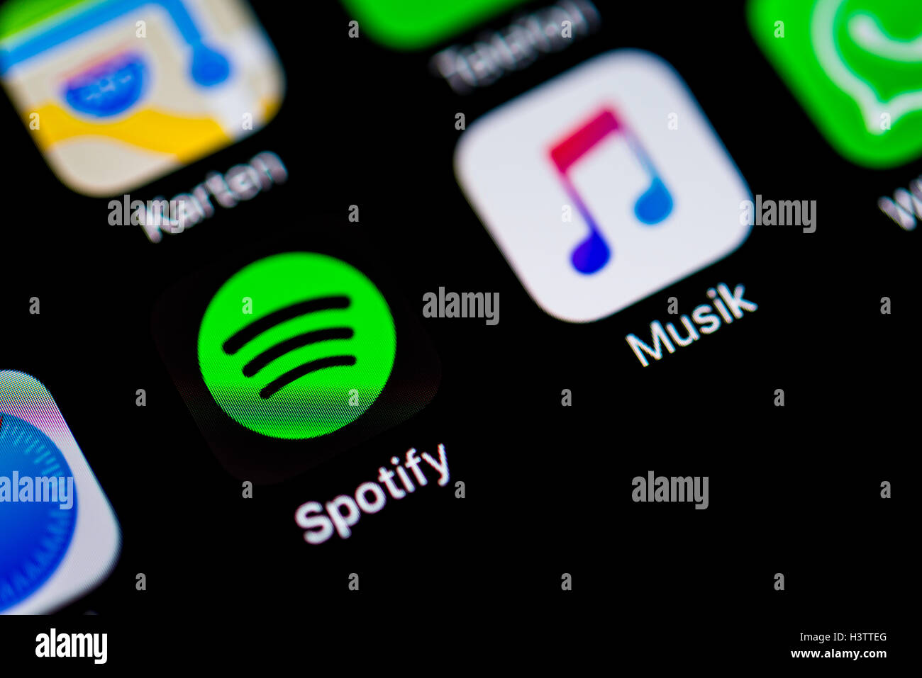 Lo schermo dello smartphone con musica e Spotify app icone nel dettaglio Foto Stock