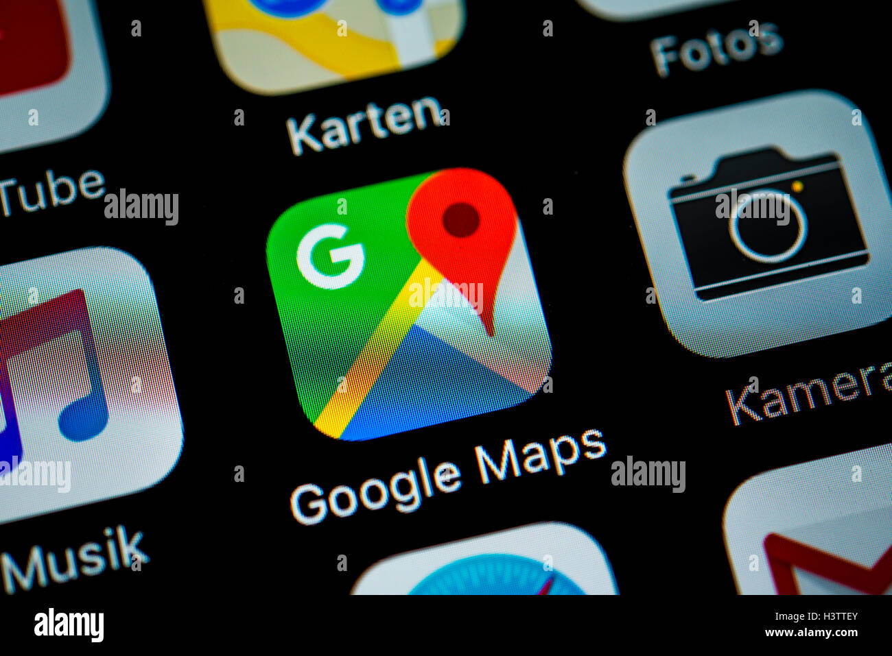 Lo schermo dello smartphone visualizzare le mappe di Google e le applicazioni della fotocamera in dettaglio Foto Stock