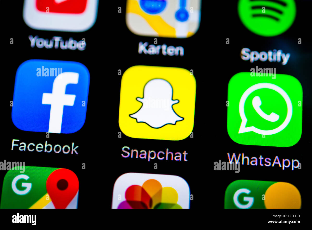 Lo schermo dello smartphone con SnapChat, WhatsApp, app Facebook icone Foto Stock